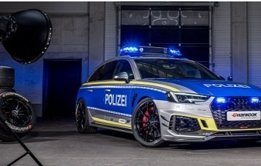 假奥迪RS4警车在德国拥有530马力和碳纤维车​​身套件