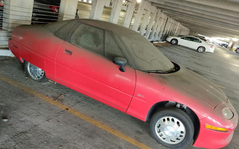 在停车场中发现了罕见的GM EV1