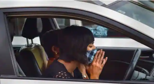 德里HC决定独自开车时是否必须戴口罩