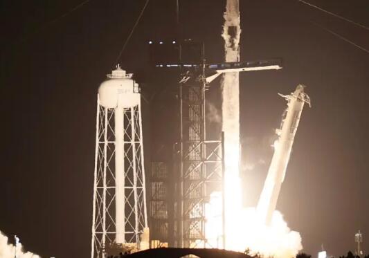 埃隆·马斯克表示SpaceX到2024年将宇航员送上月球是可行的