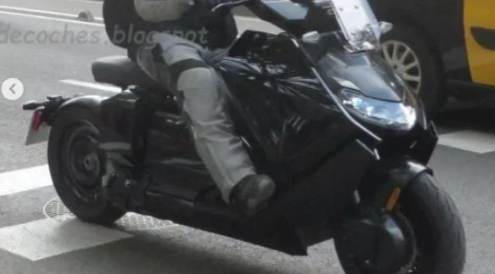 宝马电动踏板车在公路上试车时被发现