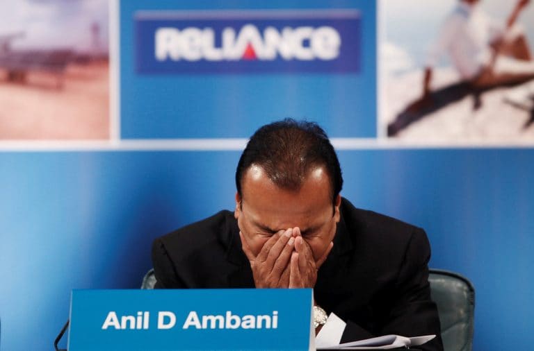 在第一个，Anil Ambani威胁到Reliance Power AGM的课程诉讼