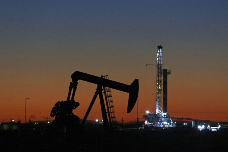 石油升起作为沙特阿拉伯信号欧佩克削减在新能源部长下继续