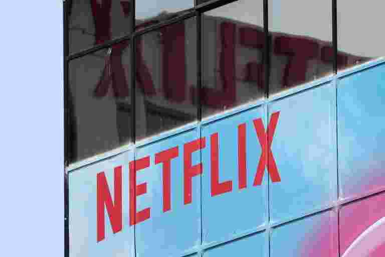 打开那扇门？Netflix探讨了选择你自己的恐怖，浪漫