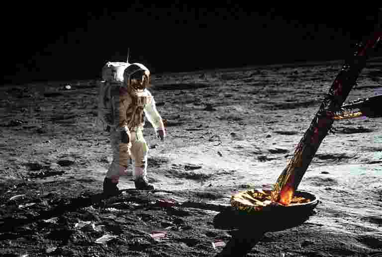 美国宇航局准备在月球上送“第一个女人和下一个男人”