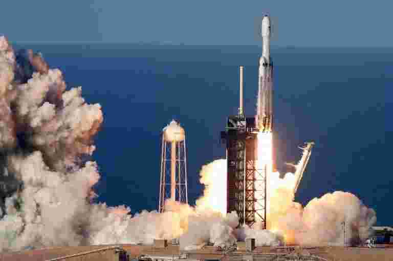 Spacex推出Elon Musk的Starlink Internet服务的首批卫星