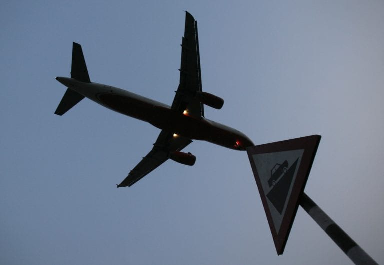 机场集团表示，超音速喷气机必须与现有的飞机吵闹