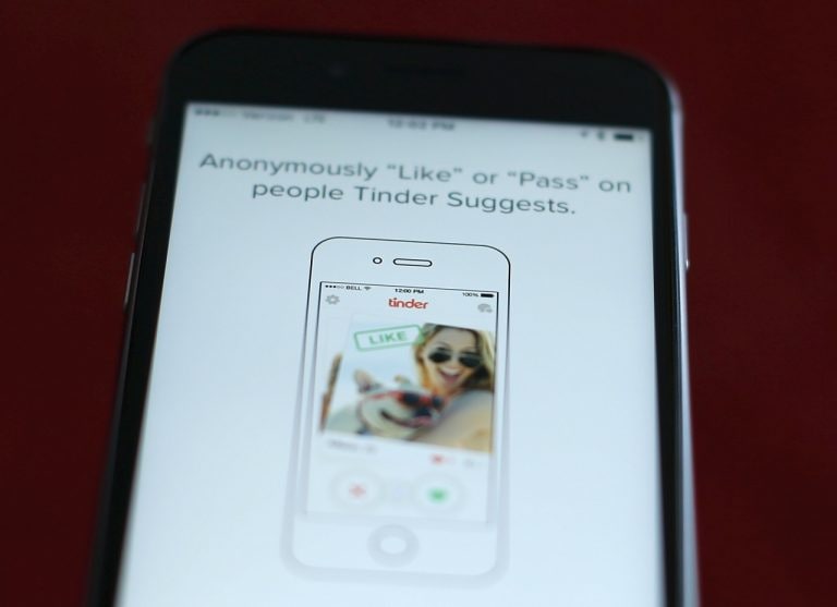 Tinder Obler Sued在匹配中使用广告中的假配置文件