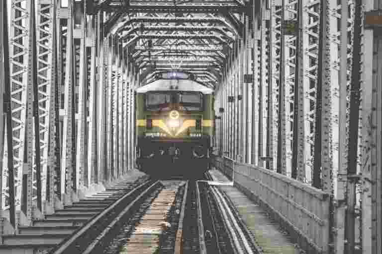 轨道毛刺扰乱了孟买的郊区火车服务
