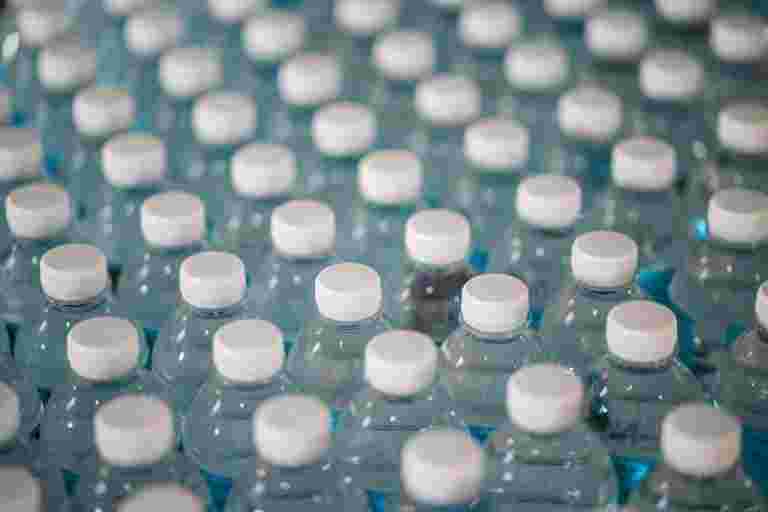 单用塑料禁令：行业寻求从拟议的清单中取出少于200毫升的瓶子