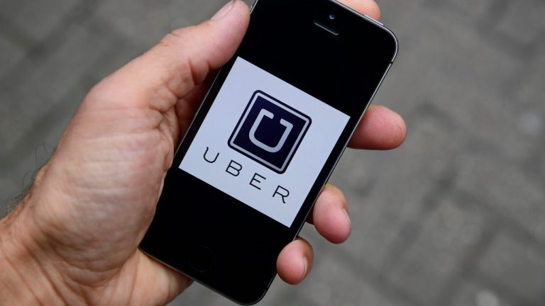 Uber Partners Delhi机场在旅行前消毒出租车