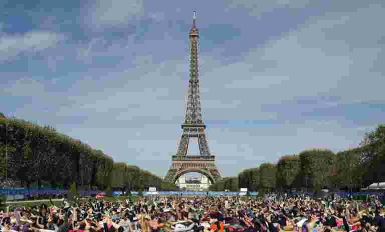 艾菲尔铁塔被关闭为巴黎支架以获得更多抗议活动