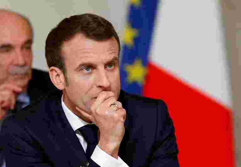 法国的Macron提供税收削减燃烧的“黄色背心”抗议活动