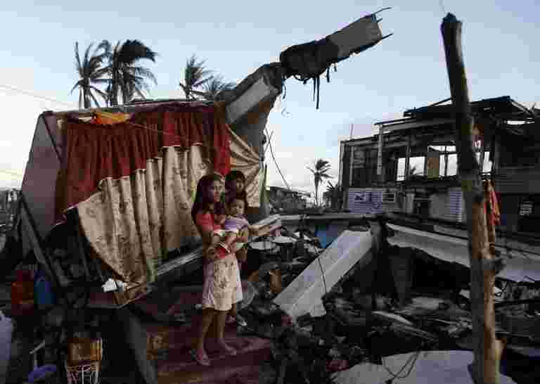 留下或去？随着天气变得勇敢，菲律宾的各国敦促为流离失所做好准备