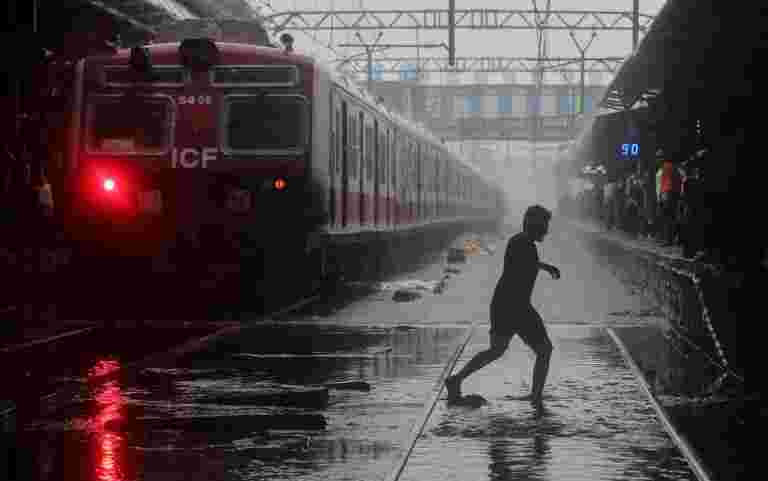 孟买降雨最新：IMD提醒警报“红色”;空气，火车服务击中