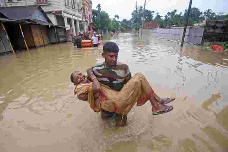 洪水迫使数百万在印度，尼泊尔和孟加拉国逃离家园