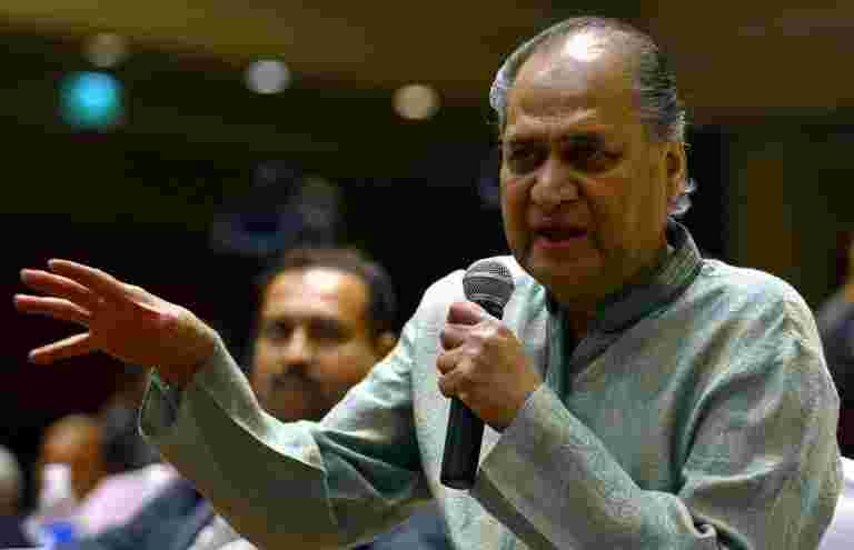 愤怒的Rahul Bajaj批评需求下降，私人投资