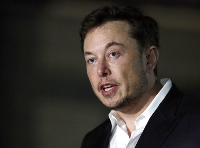 Elon Musk在蔑视听证会上与仲裁员脱颖而出