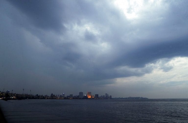 郊区孟买超过100毫米的雨;更多淋浴可能