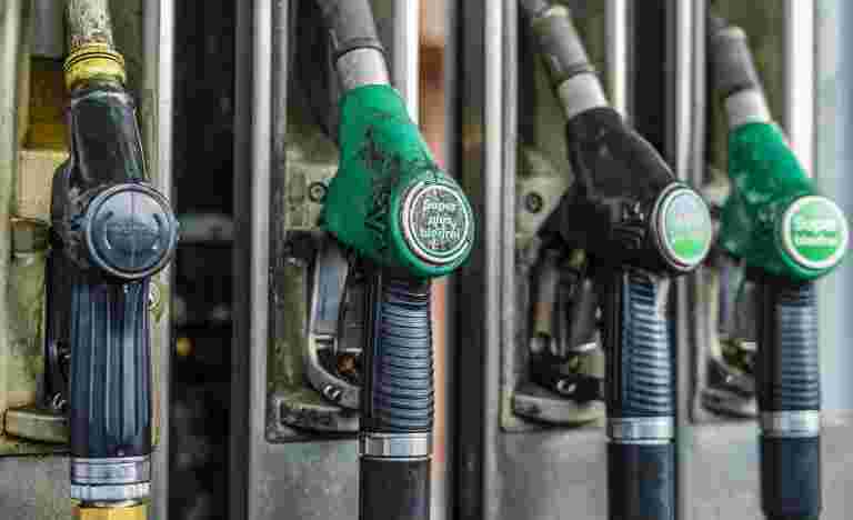 汽油价格在孟买首次交叉92卢比，触及德里的新高卢比85.45