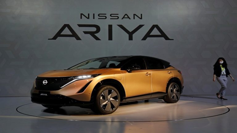 日产投注新的Ariya电动SUV象征着它的改造，但销售计划适度